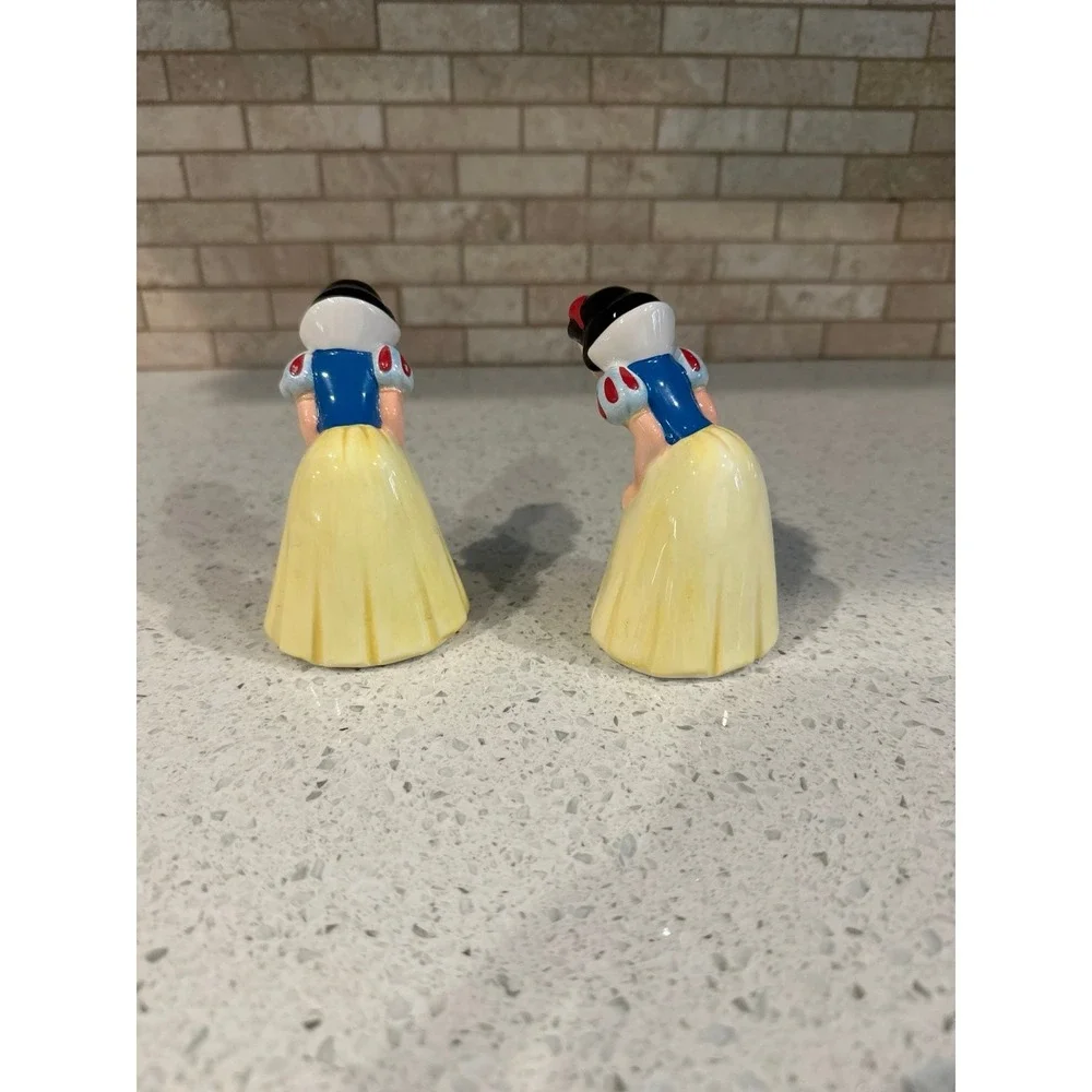 Disney's Snow White‎ Salt/ Pepper Shaker With Bottom Cap. Good Condition
